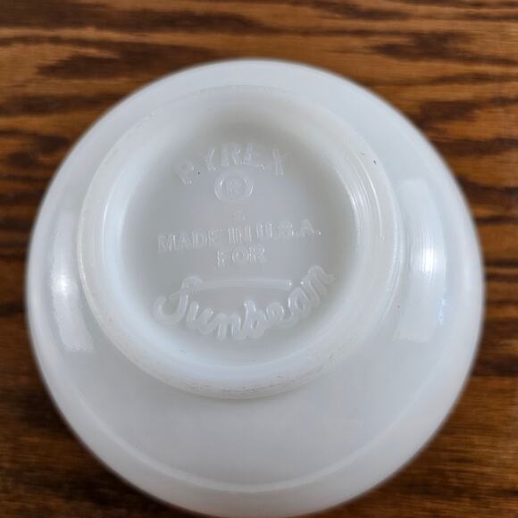 Pyrex Sunbeam Small Mixing Bowl with Spout 4.5 Cups Milk Glass Replacement Vtg - Picture 1 of 6